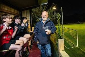 大爷真会享受!英国一65岁球迷花5000镑,在自家花园建观赛包厢