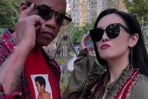 马布里与妻子走秀:欢迎收看“中老年”秋装T台秀 为喜欢模特投票