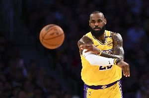 A-史密斯:詹姆斯现在只剩下博眼球了吗?争冠的底气和目标呢?