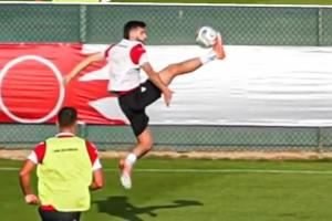 这球感绝了!K77面对来球腾空跳起,用脚面稳稳停球