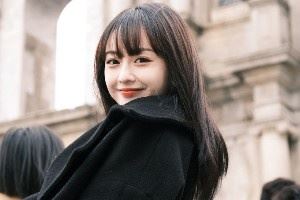 可甜可盐爱打球!篮网中国官方拉拉队成员“球球”贺京杰美照