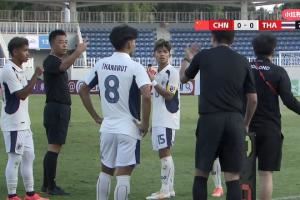  什么剧情？泰国队换人出状况，与裁判沟通，中国队也过来调解