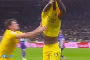 衣领碍事了?莱奥脱衣庆祝被加比亚拦截,随后福法纳帮莱奥立衣领