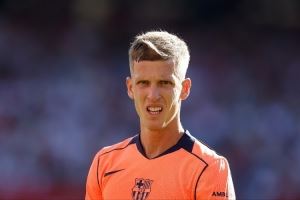 每体:奥尔莫伤势恢复良好,已在康复师指导下进行场内训练