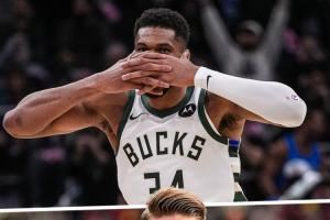 梦幻联动!字母哥在战胜尼克斯的比赛中模仿约克雷斯面具庆祝