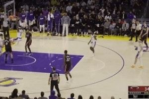  拼劲十足！范德比尔特二次进攻暴扣 随即迅速破坏对手后场发球