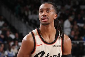  救世主！双向球员詹金斯17中9拿24分8板3助4断 末节16分&绝平三分