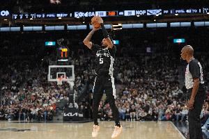  组织稳健！卡斯尔送出11次助攻&连续两场助攻上双 另有19分5板3断