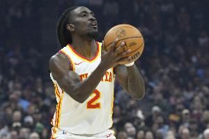  何方人也！老鹰基顿·华莱士过半场 踩着logo扔进打板压哨三分