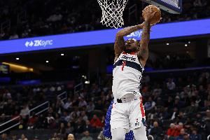  是有天赋的！惠特摩尔中路切入滑翔劈扣打成2+1